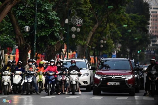 Từng tốp ôtô, xe máy dừng chờ đèn đỏ tại ngã tư Điện Biên Phủ - Hoàng Diệu lúc 17h25. Kể từ ngày 1/4, theo Chỉ thị của Thủ tướng, người dân hạn chế ra đường nếu không có việc cần thiết, giữ khoảng cách tối đa 2 m và phải đeo khẩu trang.