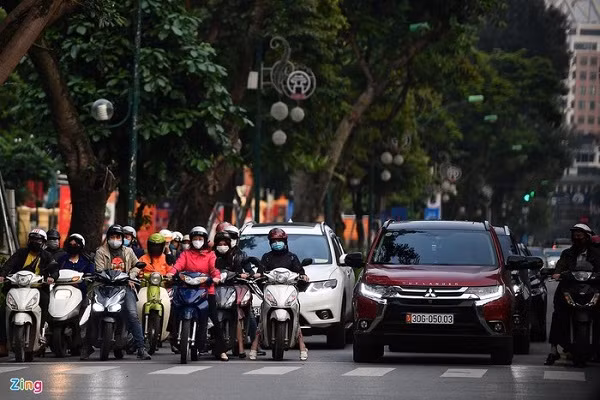 Từng tốp ôtô, xe máy dừng chờ đèn đỏ tại ngã tư Điện Biên Phủ - Hoàng Diệu lúc 17h25. Kể từ ngày 1/4, theo Chỉ thị của Thủ tướng, người dân hạn chế ra đường nếu không có việc cần thiết, giữ khoảng cách tối đa 2 m và phải đeo khẩu trang.