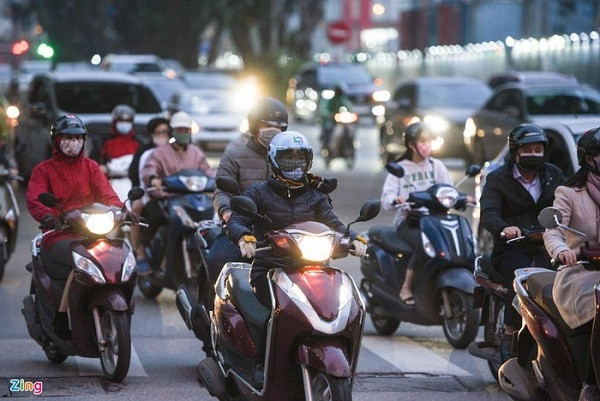 17h30, lượng phương tiện di chuyển từ phố Kim Mã xuôi xuống phố Đào Tấn tương đối đông.