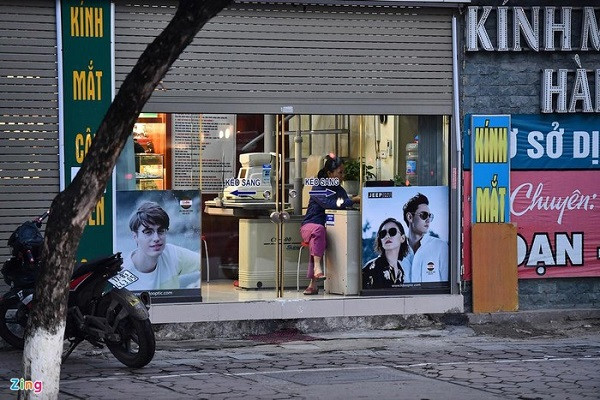 Tương tự là cửa hàng mắt kính trên phố Liễu Giai, quận Ba Đình. Tính đến 18h chiều 7/4, Việt Nam ghi nhận 249 trường hợp mắc Covid-19. Trong đó, 156 người từ nước ngoài về, chiếm 62,6%. 93 người lây nhiễm thứ phát, trong đó 63 người thuộc ổ dịch nội địa.