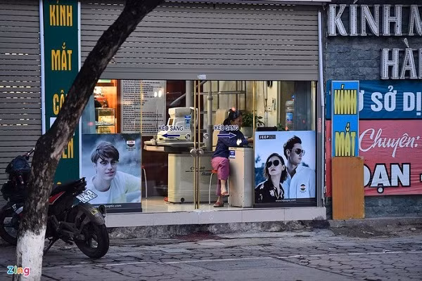 Tương tự là cửa hàng mắt kính trên phố Liễu Giai, quận Ba Đình. Tính đến 18h chiều 7/4, Việt Nam ghi nhận 249 trường hợp mắc Covid-19. Trong đó, 156 người từ nước ngoài về, chiếm 62,6%. 93 người lây nhiễm thứ phát, trong đó 63 người thuộc ổ dịch nội địa.