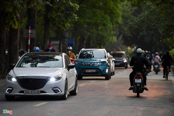 Chiều 7/4, Hà Nội xuất hiện nắng vàng nhẹ, thời tiết mát mẻ khiến nhiều người đổ ra đường hơn những ngày trước đó. Hình ảnh trên phố Hoàng Hoa Thám đoạn công viên Bách Thảo.