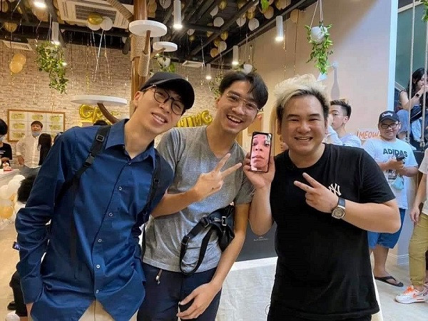 Đông đảo người hâm mộ và các game thủ, streamer, diễn viên nổi tiếng đã đến tham dự buổi khai trương và chúc mừng Linh Ngọc Đàm. Tứ hoàng streamer Việt cực kỳ lầy lội check-in tại quán.