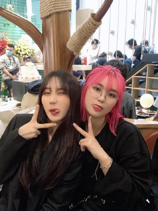 Nhiều gương mặt streamer, game thủ hot cũng có mặt chúc mừng Linh Ngọc Đàm lên chức bà chủ. Trong ảnh MisThy check in cùng hotgirl Mina Young - streamer từng được xem là có nhan sắc ''soán ngôi'' nữ thần Minh Nghi.