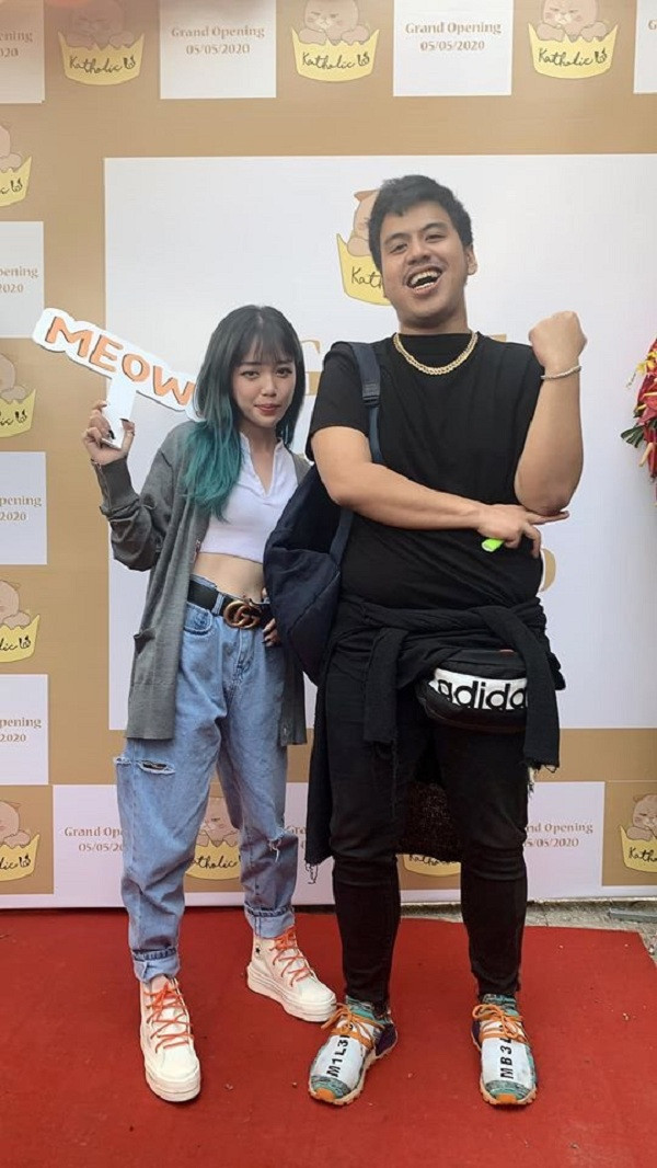 Giáo chủ Mimosa, con trai ''Bắc đại bàng'' Chu Hùng chụp hình cùng Đàm Tổng tại khu vực check-in của quán.