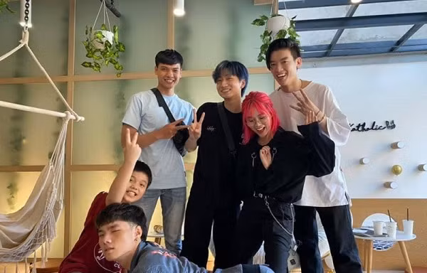 Buổi khai trương không thể thiếu cô bạn thân MisThy, em trai Linh Ngọc Đàm cùng đồng bọn ''quậy'' tưng bừng.