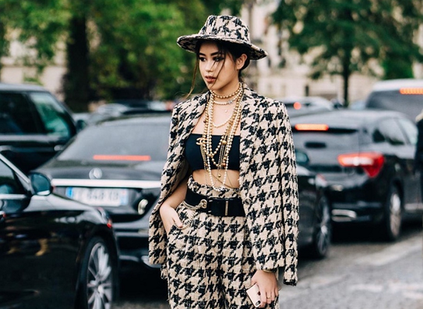 Được biết, Tiên Nguyễn từng tham dự Tuần lễ thời trang Milan 2020 ở Ý từ ngày 18 - 24/2. Chị N.H.N - bệnh nhân thứ 17 mắc Covid-19 cũng có mặt trong sự kiện này và được cho là từng tiếp xúc trực tiếp với Tiên Nguyễn.