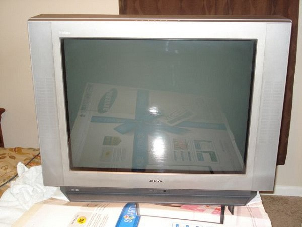 Đến năm 1998, Sony lần đầu tiên mang đến một chiếc Trinitron có kích thước lên tới 36-inch, mang lại thương hiệu cho Sony từ những năm đầu của thập niên 70 và xuyên suốt thập niên 90.