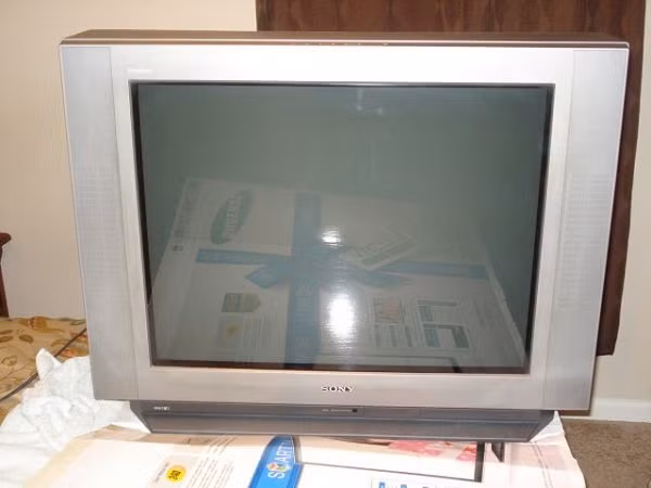 Đến năm 1998, Sony lần đầu tiên mang đến một chiếc Trinitron có kích thước lên tới 36-inch, mang lại thương hiệu cho Sony từ những năm đầu của thập niên 70 và xuyên suốt thập niên 90.