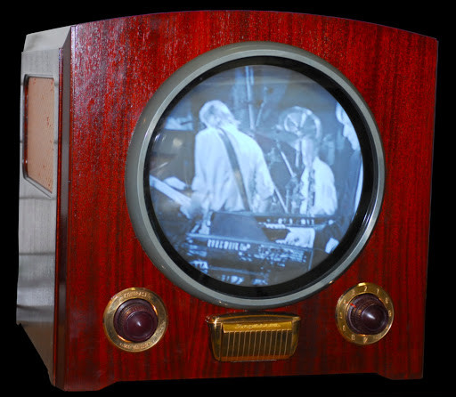 Raytheon M-1101 gây ấn tượng khi sở hữu thiết kế lạ với màn hình tròn kích thước 12-inch thay vì vuông như trên các dòng TV trước đó.