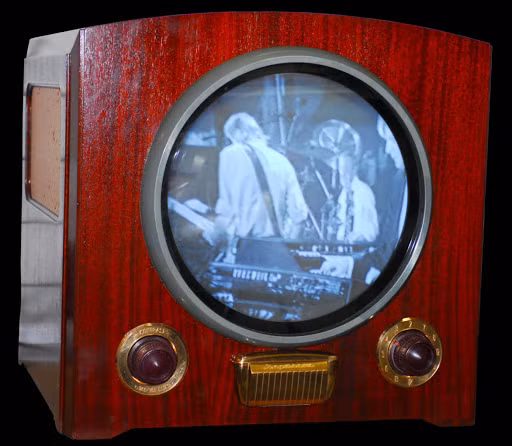 Raytheon M-1101 gây ấn tượng khi sở hữu thiết kế lạ với màn hình tròn kích thước 12-inch thay vì vuông như trên các dòng TV trước đó.