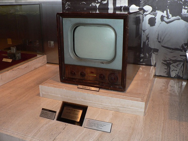 Chiếc Sharp TV3-14T ra mắt năm 1953, đánh dấu kỷ nguyên TV điện tử của các nhà sản xuất Nhật Bản. Nó có phong cách khá gần với những chiếc tivi hiện đại ngày nay, màn hình 14 inch.