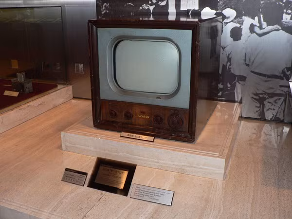 Chiếc Sharp TV3-14T ra mắt năm 1953, đánh dấu kỷ nguyên TV điện tử của các nhà sản xuất Nhật Bản. Nó có phong cách khá gần với những chiếc tivi hiện đại ngày nay, màn hình 14 inch.