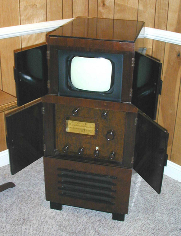 Cossor (1936) màn hình 13.5-inch là chiếc TV đầu tiên sử dụng công nghệ ống tia âm cực (CRT), tạo ra hình ảnh khi các chùm electron chiếu vào bề mặt lân quang trong chân không.