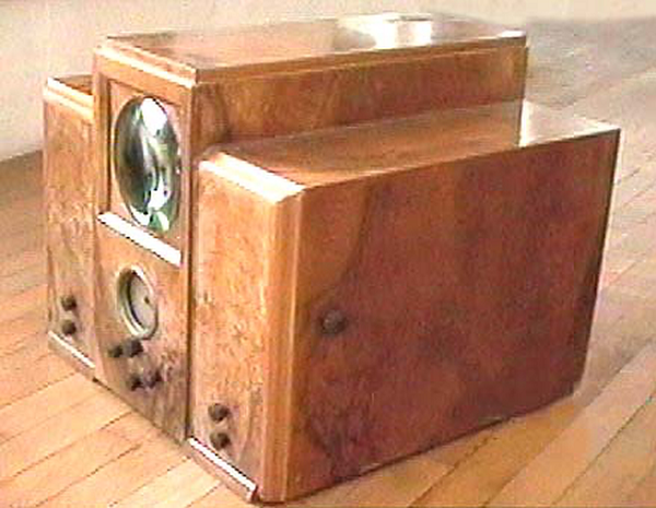 TV Emyvisor cũng được giới thiệu năm 1936 có kích thước màn hình lên 8 inch và có thể phát sóng nội dung 25 khung hình.