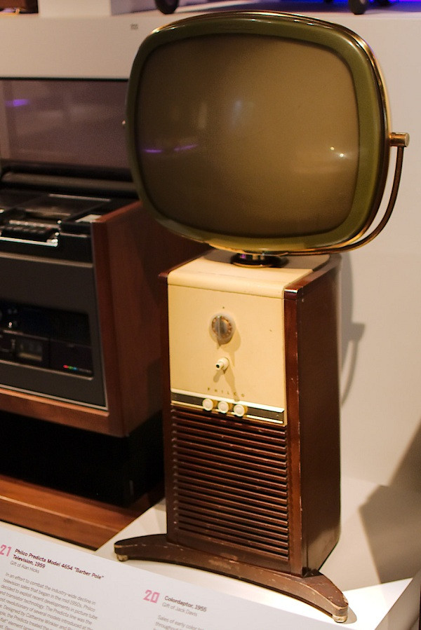 Giai đoạn 1954 – 1999 của quá trình TV ''tiến hóa'', người ta đã phát minh ra bộ điều khiển từ xa không dây sử dụng công nghệ siêu âm để phát truyền tín hiệu đến TV, cũng là thời đại của TV màu. Philco Predicta 4654 (1958) đánh dấu lần đầu tiên TV thoát khỏi kiểu dáng ''hình hộp'', để tiếp cận với viền mỏng và màn hình lớn lên tới 21 inch.