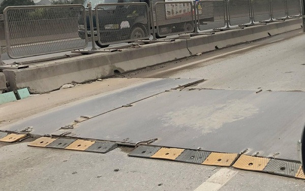 Với tốc độ phương tiện được lưu thông tại đường trên cao 80km/h, khi gặp các tấm thép cao hơn mặt đường từ 3 đến 5 cm nhiều chủ phương tiện không kịp phát hiện đã khiến phương tiện bị nhảy lên. Nhiều tấm thép còn như bãi chông vì được hàn kèm các thanh sắt để ghim, giữ.