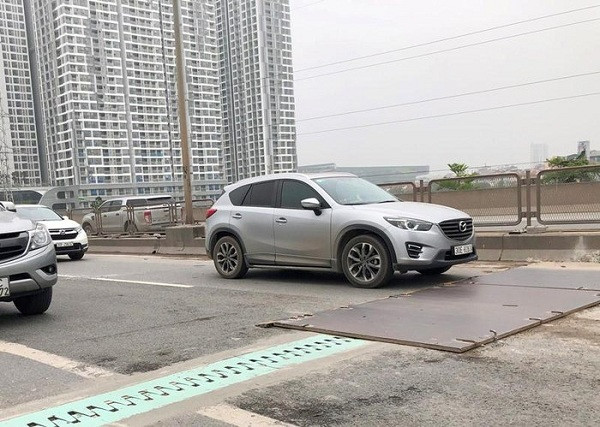 Nguy hiểm rình rập nhiều chủ xe đi trên đường trên cao vành đai 3 sáng nay. Đoạn có đinh nhô lên khỏi mặt đường này được Ban Duy tu Sở GTVT cho biết, do nhà thầu Trường Thịnh thi công sửa chữa khe co giãn.