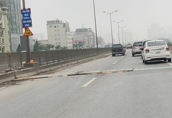 Sáng 23/3, có cả chục biển báo "công trường thi công" trên đường vành đai 3. Đại diện Ban Duy tu, cho biết, thường xuyên có lực lượng tham gia kiểm tra, giám sát. Tuy nhiên, sáng 23/3 vẫn có công trường đoạn qua tòa nhà Keangnam đinh sắt trên mặt đường thi công nhô lên khỏi mặt đường, gây nguy hiểm cho phương tiện.