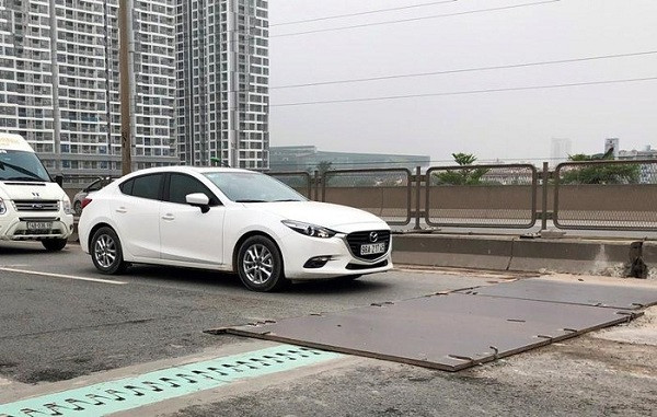 Tuy nhiên cũng có một số thanh sắt đóng vội cẩu thả đã làm đầu móc các thanh sắt nhô lên khỏi mặt đường như que trông.