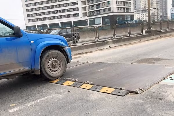 Cận cảnh "hầm chông" tại công trường sửa đường Vành đai 3 trên cao - Hình 2 Can canh