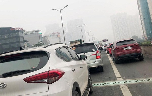 Tình trạng này đã làm cho phương tiện phải né tránh, bị thu hẹp lòng đường, ùn tắc kéo dài vào giờ cao điểm đã xảy ra. Sáng nay, chúng tôi đã phản ánh đến Sở GTVT Hà Nôi. Tiếp nhận thông tin, ông Ngô Mạnh Tuấn, Phó Giám đốc Sở GTVT Hà Nội cho biết, sẽ yêu cầu Ban Duy tu kiểm tra, xử lý, chấn chỉnh.