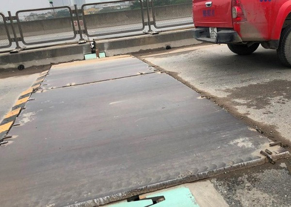 Hơn 2 tuần nay, Sở GTVT Hà Nội đang giao cho các nhà thầu thực hiện dự án sửa chữa khe co giãn đoạn từ Pháp Vân đến Mai Dịch. Các đơn vị chỉ được phép thi công về đêm và sáng ra phải hoàn trả mặt bằng để phương tiện lưu thông.