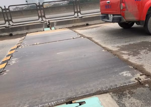 Cận cảnh "hầm chông" tại công trường sửa đường Vành đai 3 trên cao - Hình 7 Can canh