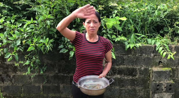 Nội dung của kênh Bà Lý là thực hiện những món ăn theo phong cách dân dã, thậm chí bà Lý còn chẳng làm những món siêu to khổng lồ như một vài kênh khác.