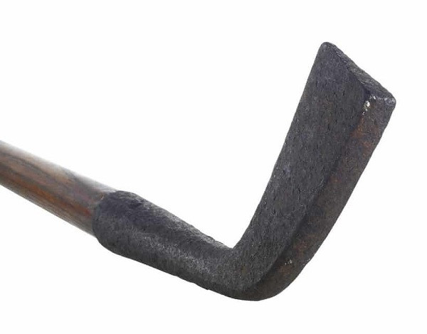 Square Toe Light Iron Golf Club – 151.000 USD: Đừng coi thường cây gậy sắt này bởi đây chính là một trong những cây gậy golf đắt đỏ nhất thế giới. Điều đặc biệt ở cây gậy này chính là xuất xứ từ thế kỷ 17 mà vẫn giữ được tình trạng tốt cho đến ngày nay.