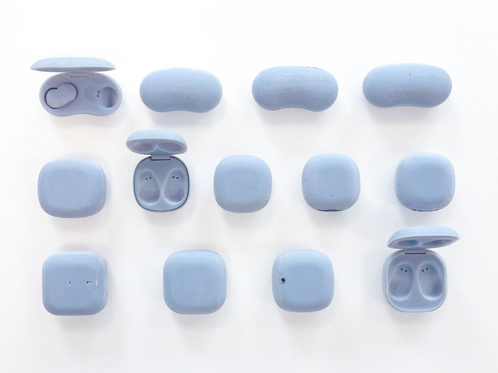 Đối với hộp đựng, bắt đầu với hình dạng hạt đậu giống như tai nghe bên trong. Nhưng theo Bang, giống nhau như vậy thì trông giống một chiếc hộp đựng kính râm hơn là một chiếc hộp đựng tai nghe. Bởi hộp tai nghe phải đáp ứng sự nhỏ gọn, thuận tiện để bỏ túi và mở ra lấy tai nghe bất cứ lúc nào. Nhóm nghiên cứu đã nghiên cứu thiết kế hộp đựng cuối cùng và cho ra kiểu hộp đựng đồ trang sức. Có một rãnh nhỏ giúp bạn dễ dàng mở ra.