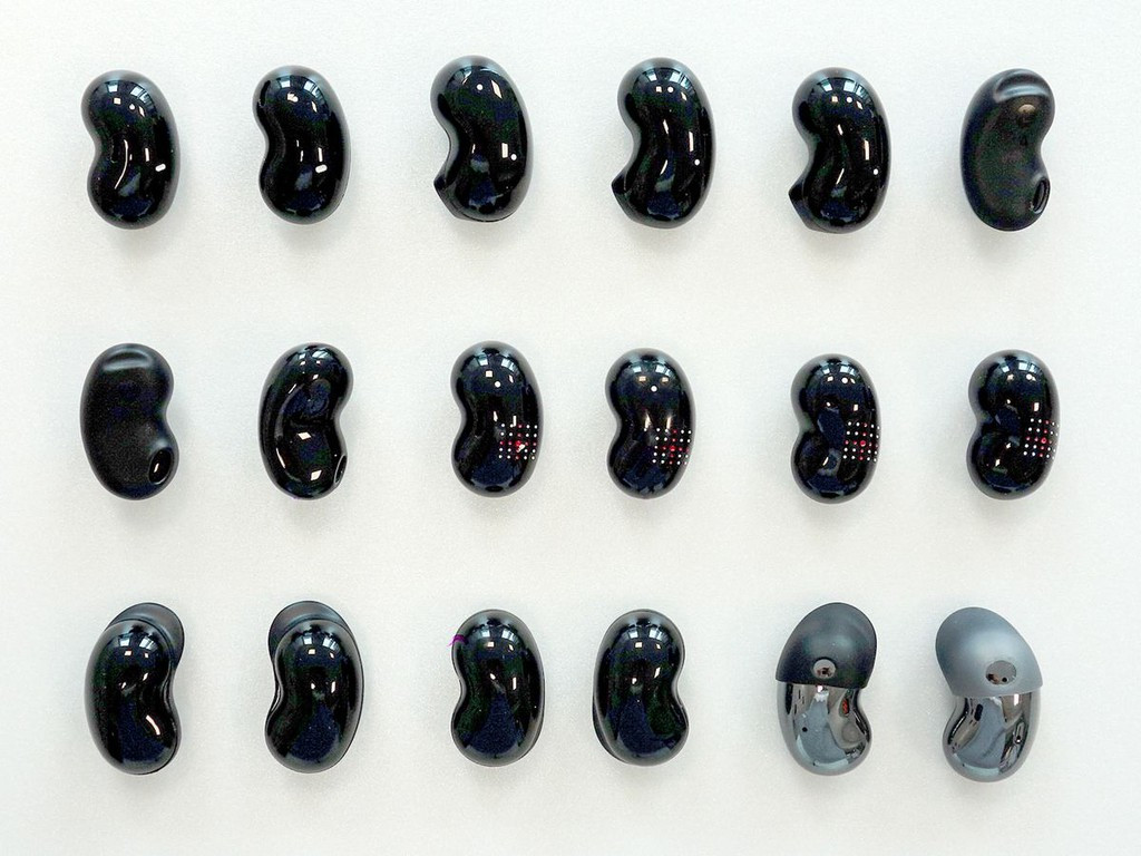 Trong quá trình phát triển, Samsung đã nghiên cứu kỹ lưỡng phần tai nghe và phát hiện ra rằng thiết bị dạng hạt đậu có thể ôm khít vào tai với cảm giác vừa vặn, thoải mái đến ngạc nhiên.