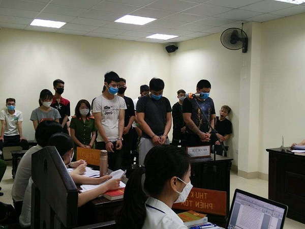 Quai xe 'boc dau' quanh Ho Guom thoi gian cach ly xa hoi nhan an nang