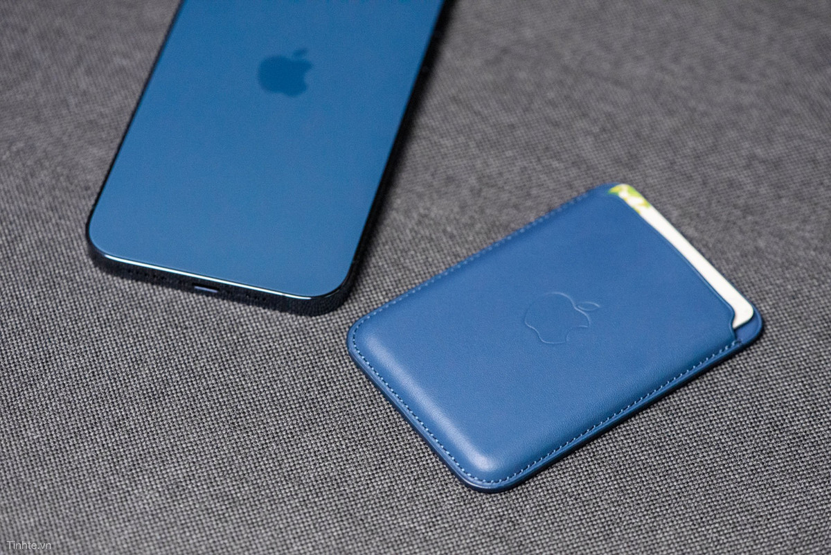 Một trong những phụ kiện MagSafe gây tranh cãi với người dùng đó là chiếc ví da ốp lưng này.
