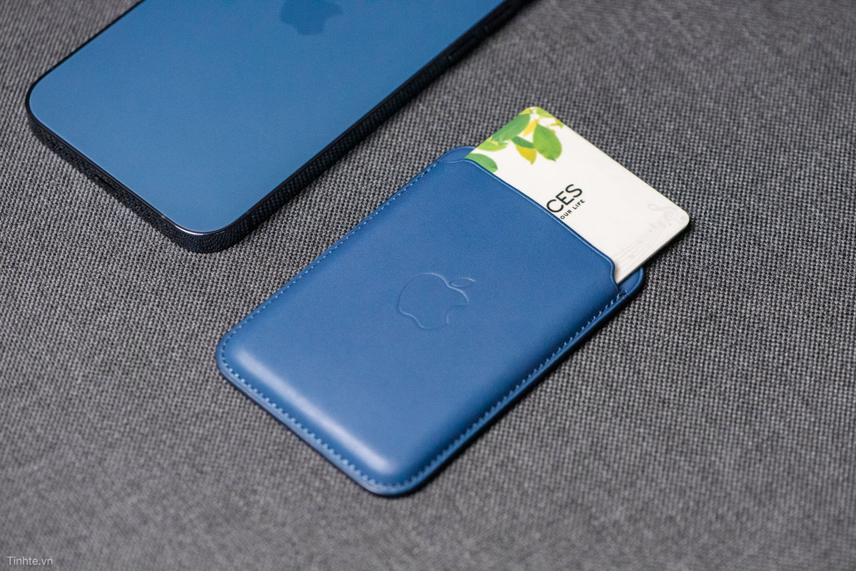 Cơ bản thì nó sẽ có thiết kế thuần túy của một chiếc ví đựng thẻ với 1 ngăn duy nhất.