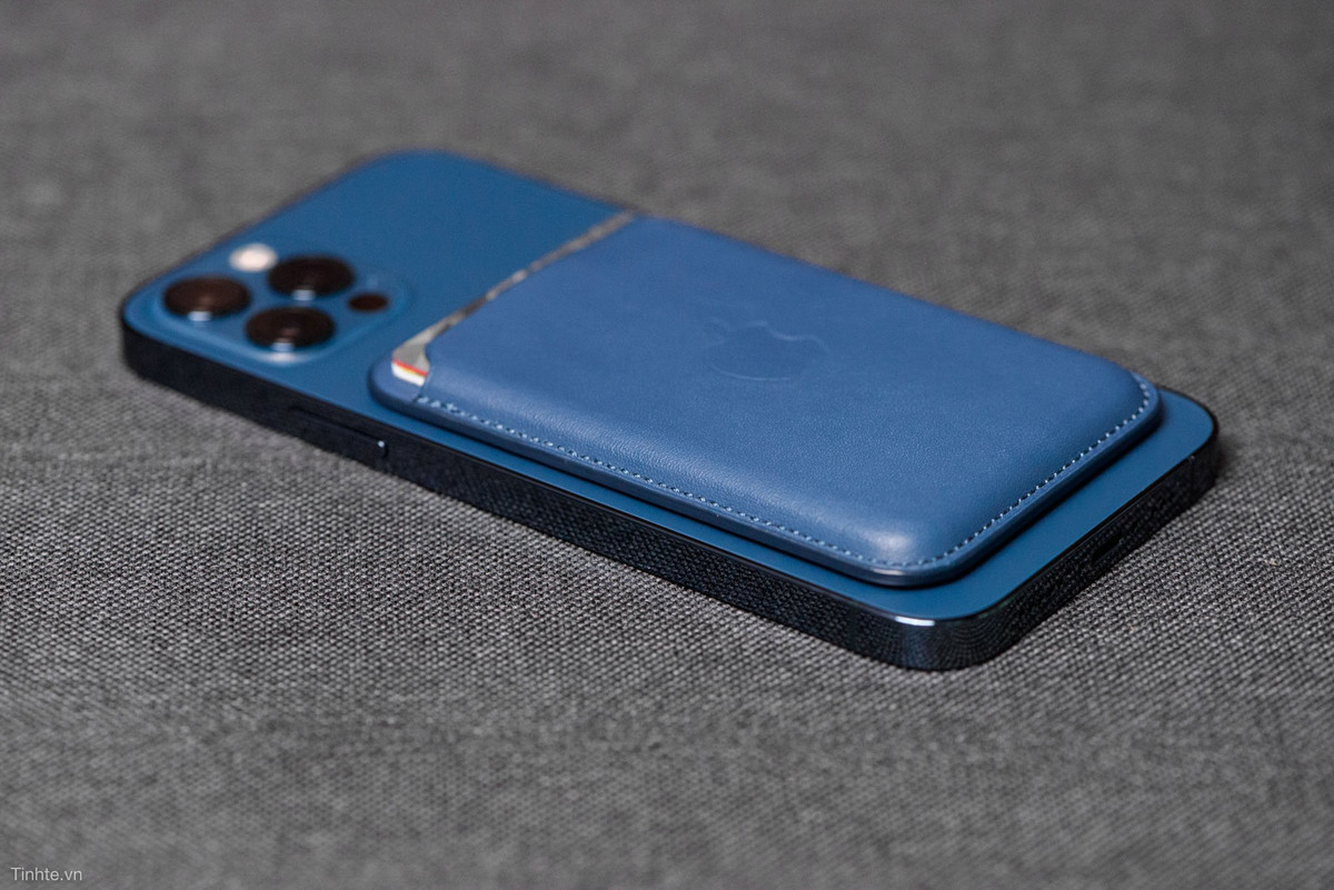So với các thiết bị khác trong hệ sinh thái Magsafe lần này thì chiếc ví này có lực hút rất mạnh, cần phải dùng một lực mạnh hơn để tháo nó ra khỏi iPhone.