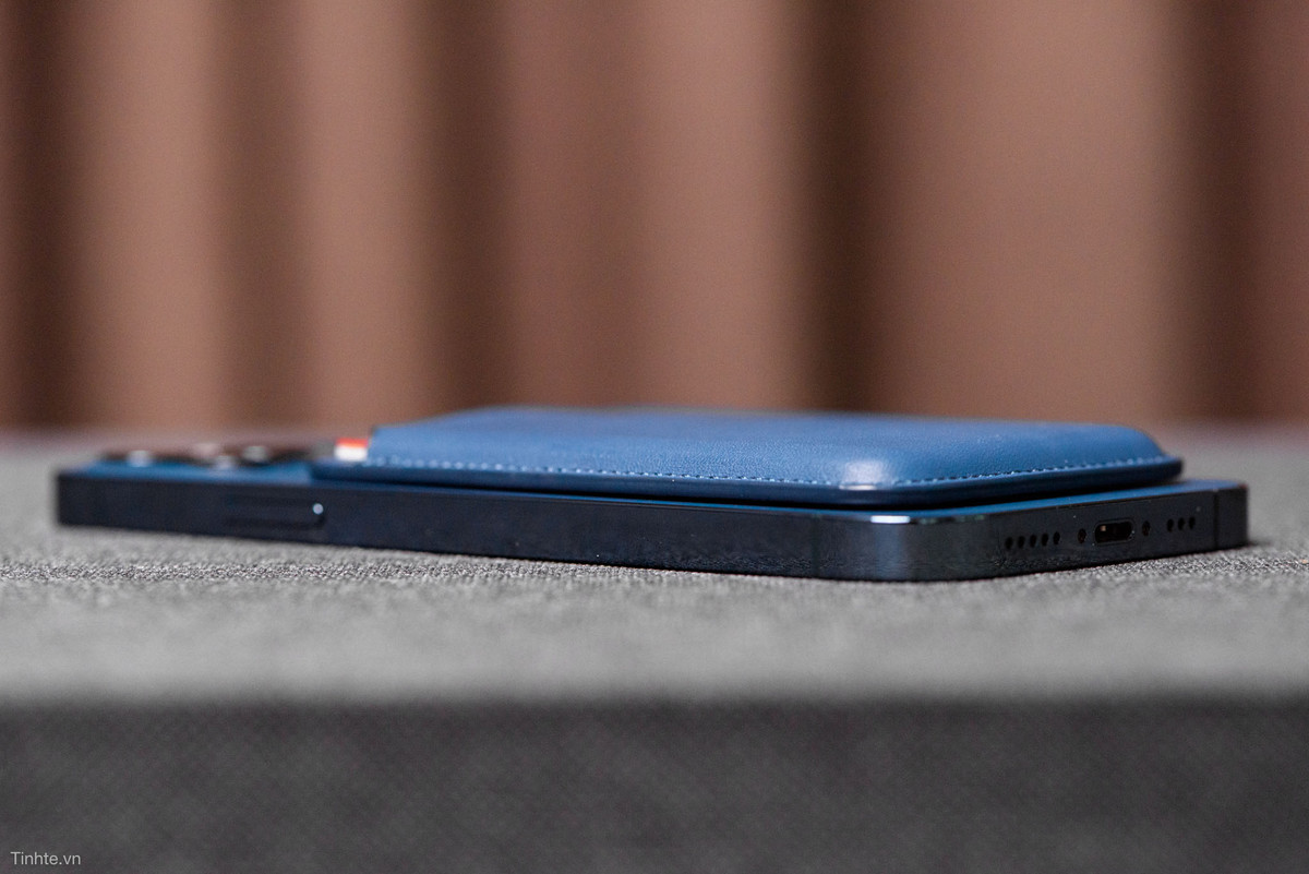 Người dùng này đánh giá chiếc ví này khi gắn kèm iPhone cho vào túi quần không quá cộm nhưng sẽ bị xê dịch khi kéo điện thoại ra khỏi túi.