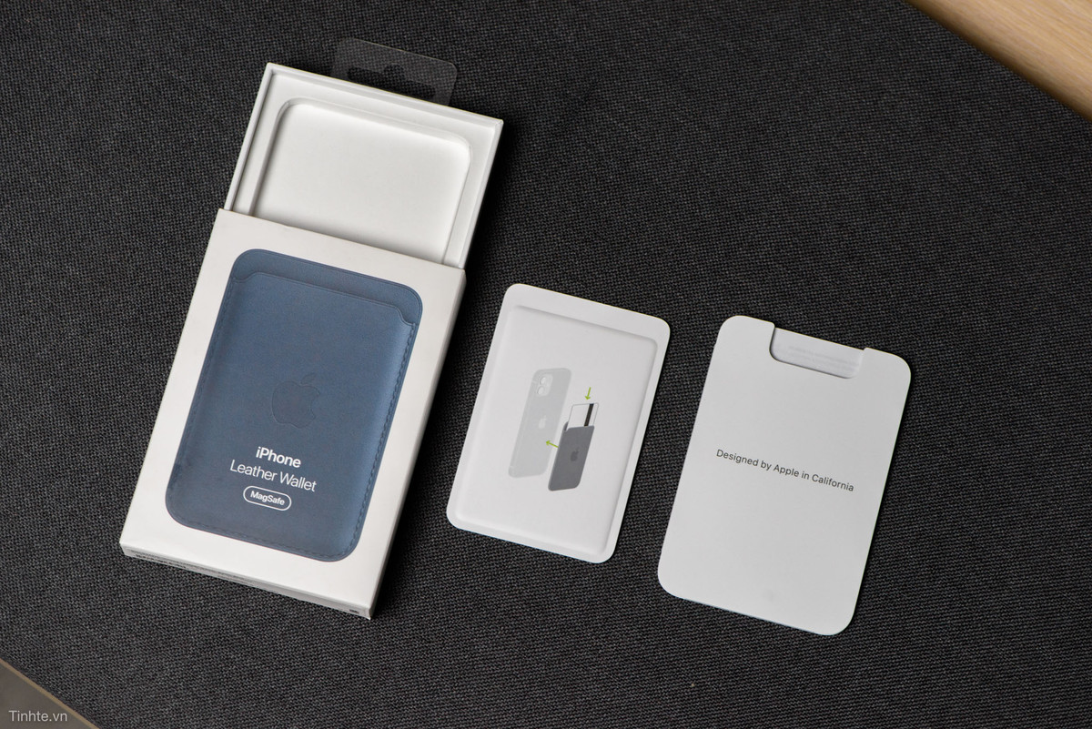 Quy cách đóng gói của chiếc hộp đựng ví. Có vẻ lí do "bảo vệ môi trường" của Apple chưa được thể hiện nhiều ở sản phẩm này.