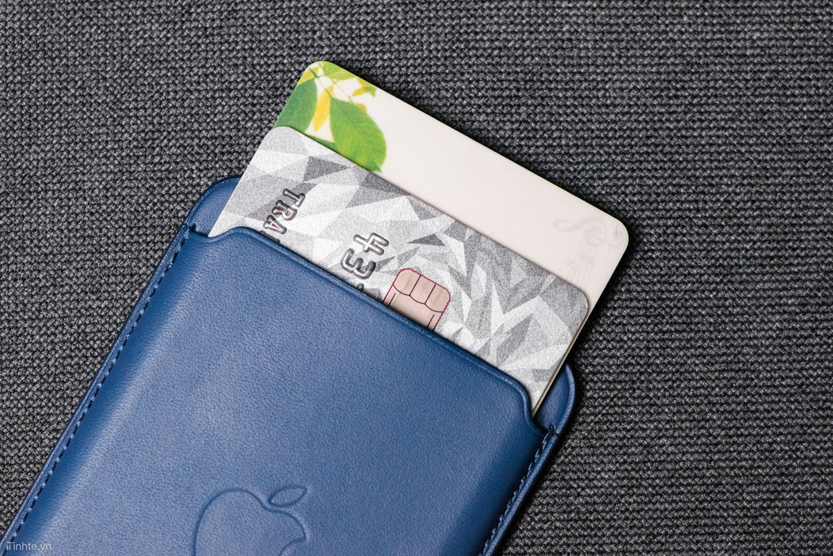 Mặt trong là một lớp vải mềm, kiểu như polyester. Đây sẽ là bề mặt tiếp xúc với thẻ hoặc tiền, bề mặt trơn nên sẽ dễ để đẩy thẻ ra bên ngoài.