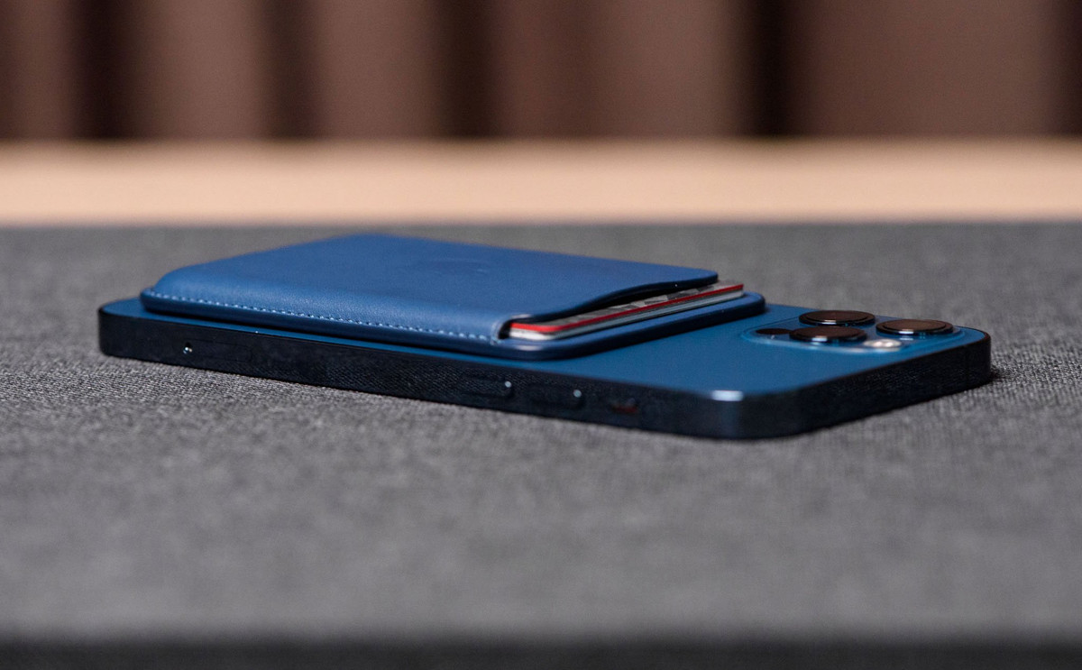 Chỉ để cho việc đựng vài chiếc thẻ, nhiều người đánh giá chiếc ví này quá "hút máu" người dùng với giá 59 USD.