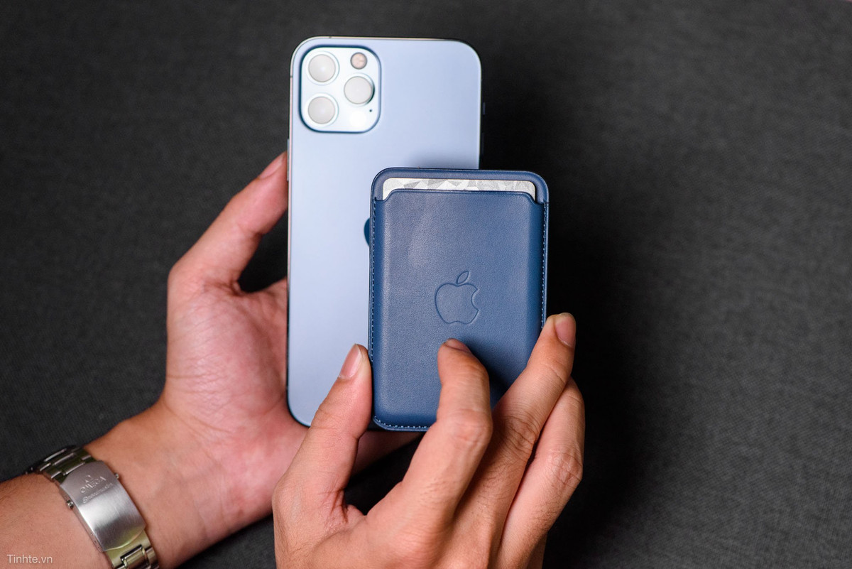 Thiết kế của nam châm, đủ mạnh để ví nằm cố định trên mặt lưng của iPhone.