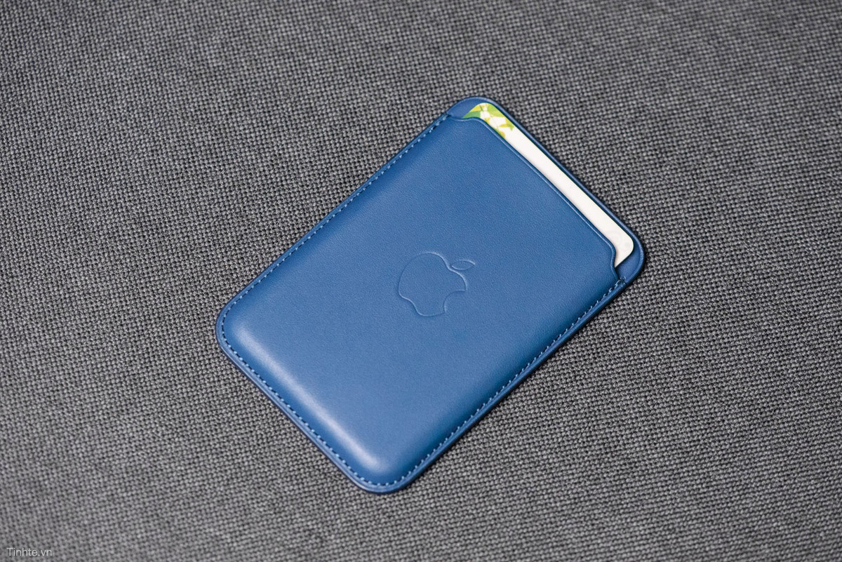 Theo đánh giá của một người dùng, chiếc ví có độ hoàn thiện ổn, đường kim mũi chỉ rất chắc chắn.