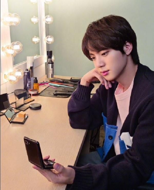Anh cả Jin selfie cùng Galaxy Z Flip cá tính.