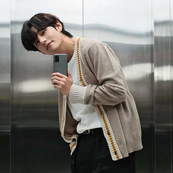 Mỹ nam V trên tay Samsung Galxy S20 màu xám Cosmic Grey.