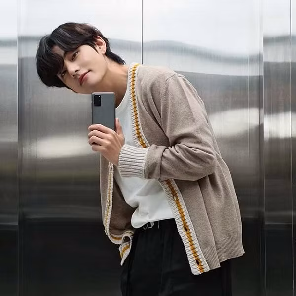 Mỹ nam V trên tay Samsung Galxy S20 màu xám Cosmic Grey.