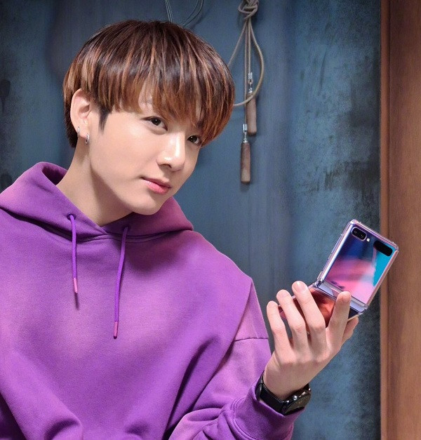 Em út Jungkook "tone sur tone'' với Z Flip tím cầu vồng.