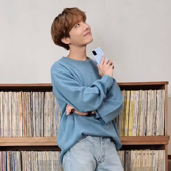 Trong khi rapper kiêm ''cỗ máy nhảy'' của nhóm J-Hope quảng bá cho phiên bản xanh Cloud Blue.