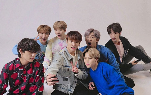 Được biết, Samsung cũng có hỗ trợ ngược lại nhóm về công nghệ AR trong sự kiện triển lãm nghệ thuật đương đại Connect, BTS diễn ra vào đầu năm 2020.