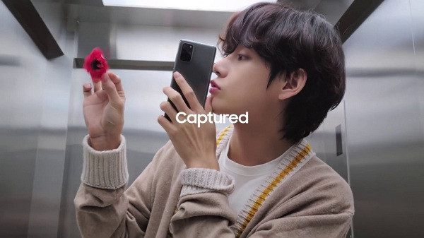 Hình ảnh những chàng trai nhà Big Hit cầm trên tay siêu phẩm Galaxy khi ấy cũng ''đốn tim'' không biết bao người hâm mộ hay những Samfan lâu năm.