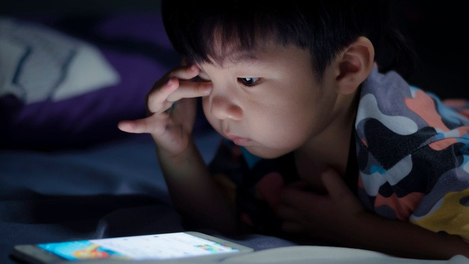 Không trò chuyện cùng người lạ, tự ý dùng tài khoản của người lớn: Các phòng chat online hay những tin nhắn, cuộc gọi qua mạng xã hội là cách tội phạm trực tuyến tiếp cận con mồi. Ngoài ra, trẻ cần phải hiểu mức độ nguy hiểm của việc chia sẻ thông tin cá nhân như tên, tuổi, số điện thoại, địa chỉ... lên mạng.